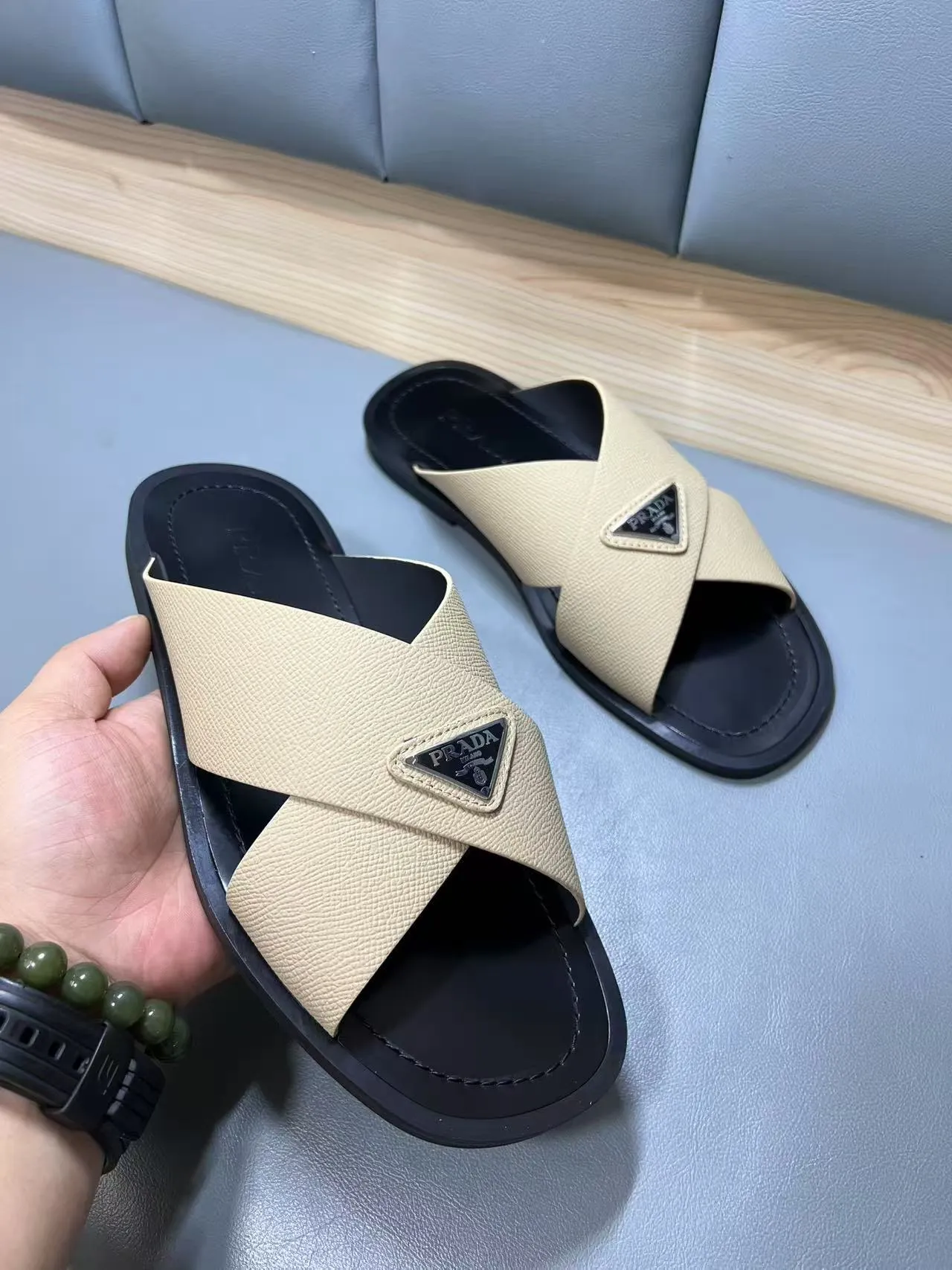 340💰PRADA Prada’s latest slippers are synchronized with the official website. This slipper is made of the brand’s unique and iconic Saffiano leather. The brand logo jumps out from the double straps, and the brand style is clearly visible. Cowhide gives men elegant charm and functional design, making it an ideal choice for vacation and leisure. Size:38-45